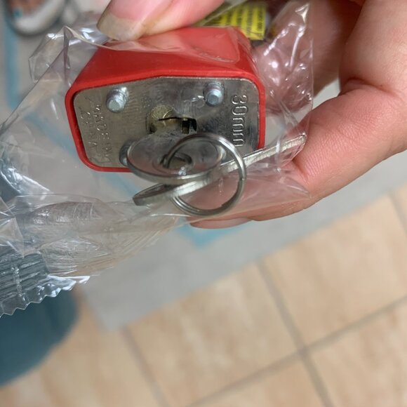 NEW - red Cable Gun Lock w/2 Keys Regal R11SC3 pistol, rifle, shotgun, universal - Picture 4 of 5